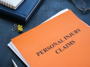 ¿Puedo presentar una demanda por lesiones personales si resulto herido en un tiroteo en un bar?
