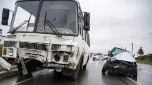 ¿Puedo demandar a la ciudad por un accidente de autobús?